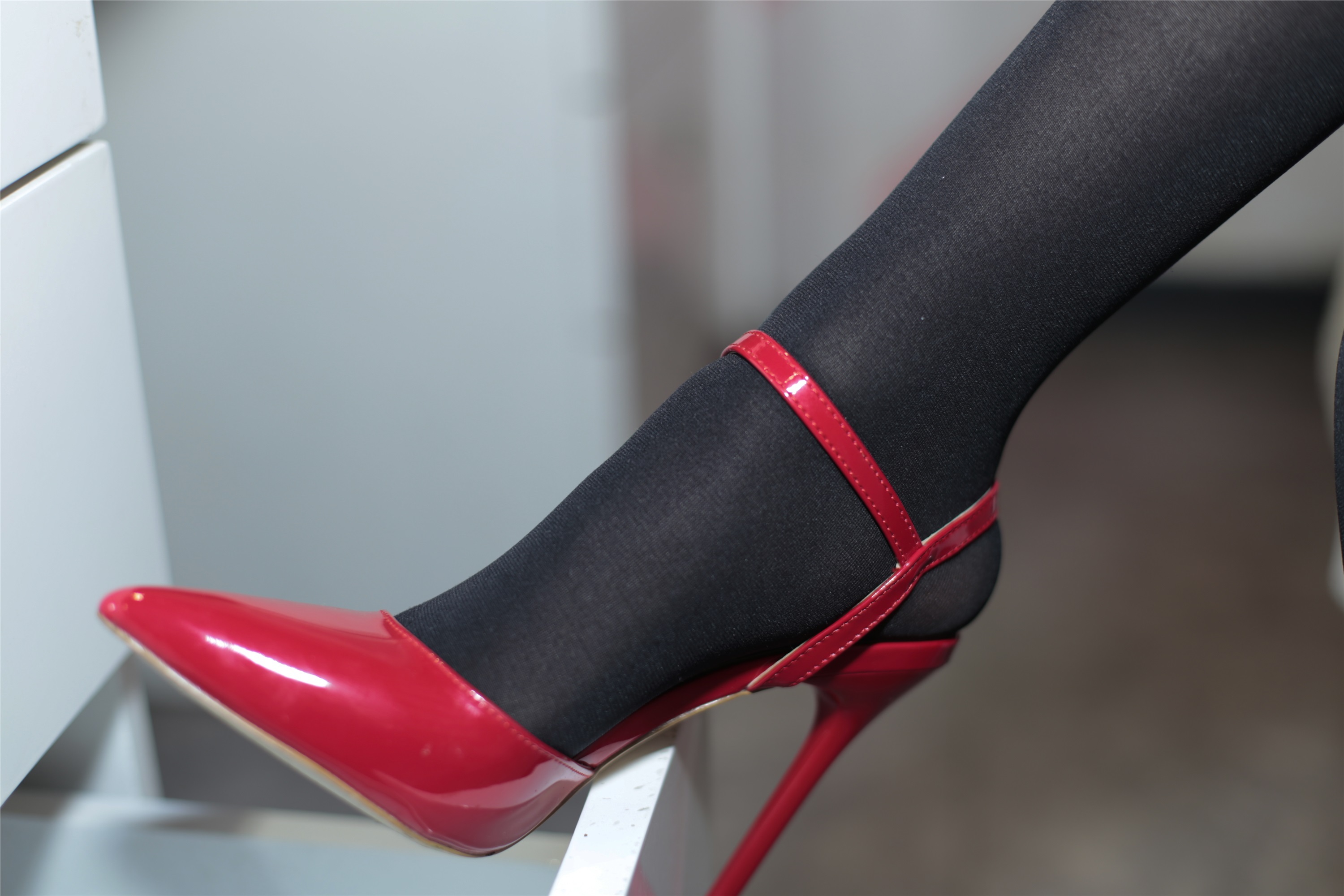 奈丝写真 NO.077 猫璃-纯黑的丝 正红的鞋